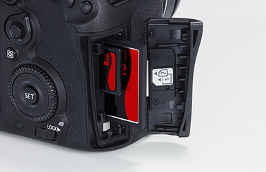 2 sloty na kartę pamięci - Canon EOS 7D Mark II