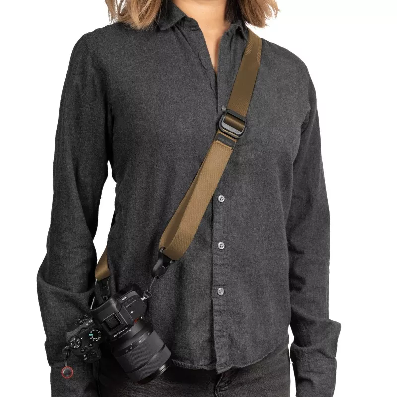 Pasek na szyję lub ramię SLIDE LITE COYOTE v3 do lekkich aparatów