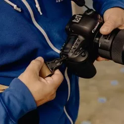 Pasek na szyję lub ramię SLIDE LITE COYOTE v3 do lekkich aparatów