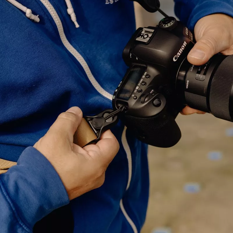 Pasek na szyję lub ramię SLIDE LITE COYOTE v3 do lekkich aparatów