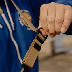 Pasek na szyję lub ramię SLIDE LITE COYOTE v3 do lekkich aparatów