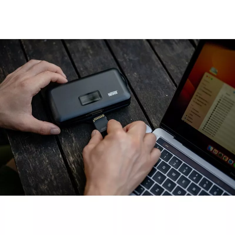 Ładowarka dwukanałowa Newell LCD z funkcją power banku i czytnikiem kart SD do akumulatorów NP-FW...