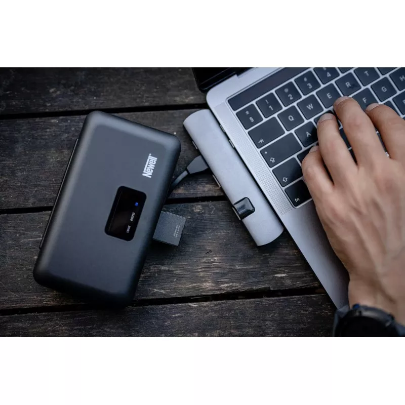 Ładowarka dwukanałowa Newell LCD z funkcją power banku i czytnikiem kart SD do akumulatorów NP-FZ...