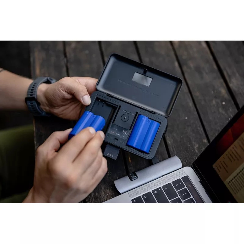 Ładowarka dwukanałowa Newell LCD z funkcją power banku i czytnikiem kart SD do akumulatorów NP-FZ...