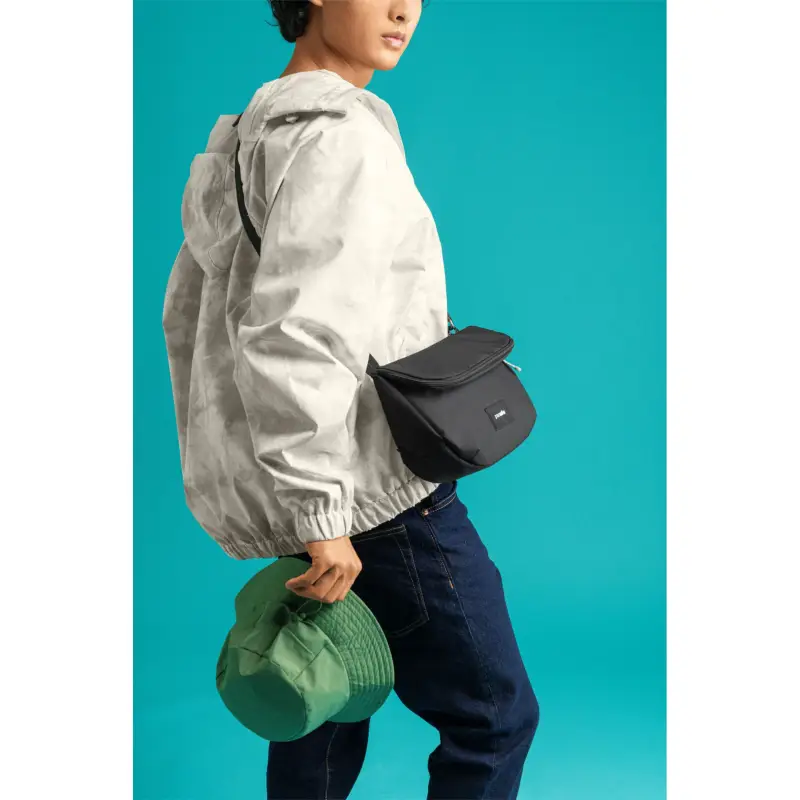 Pacsafe GO Saddle Crossbody schwarz