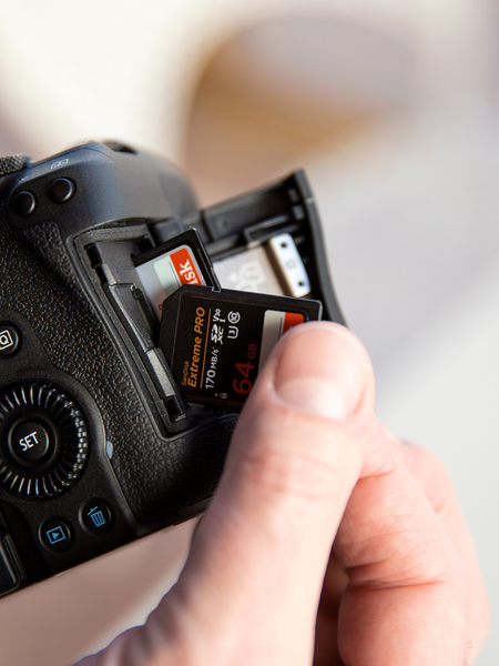 Canon EOS R6 sloty na kartę pamieci